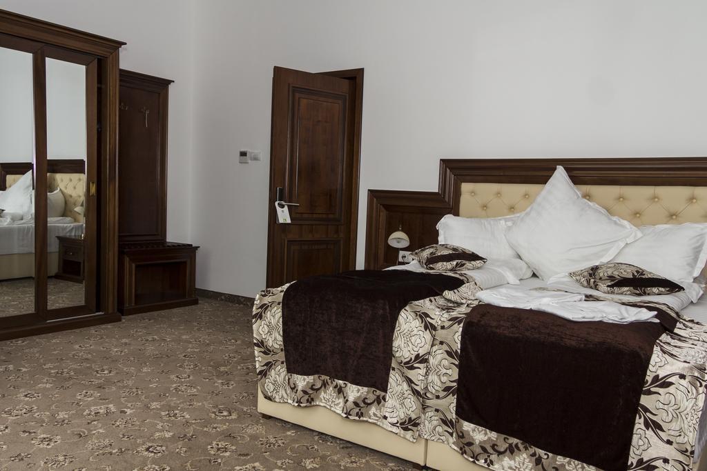 Pik Elegance Hotel Ploieşti Quarto foto
