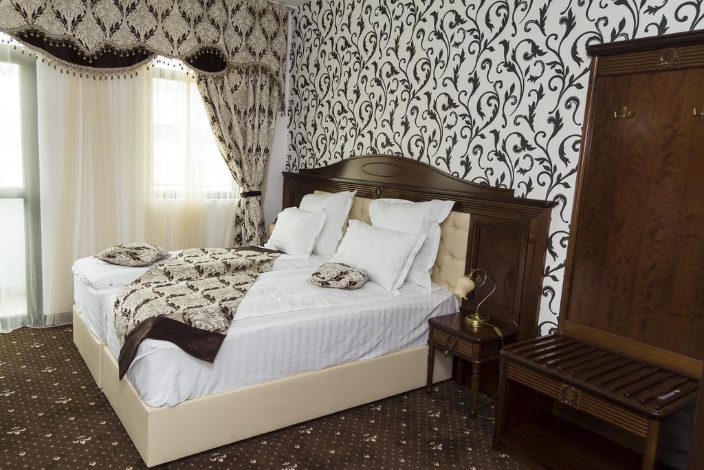 Pik Elegance Hotel Ploieşti Quarto foto