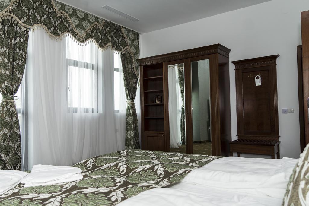 Pik Elegance Hotel Ploieşti Quarto foto