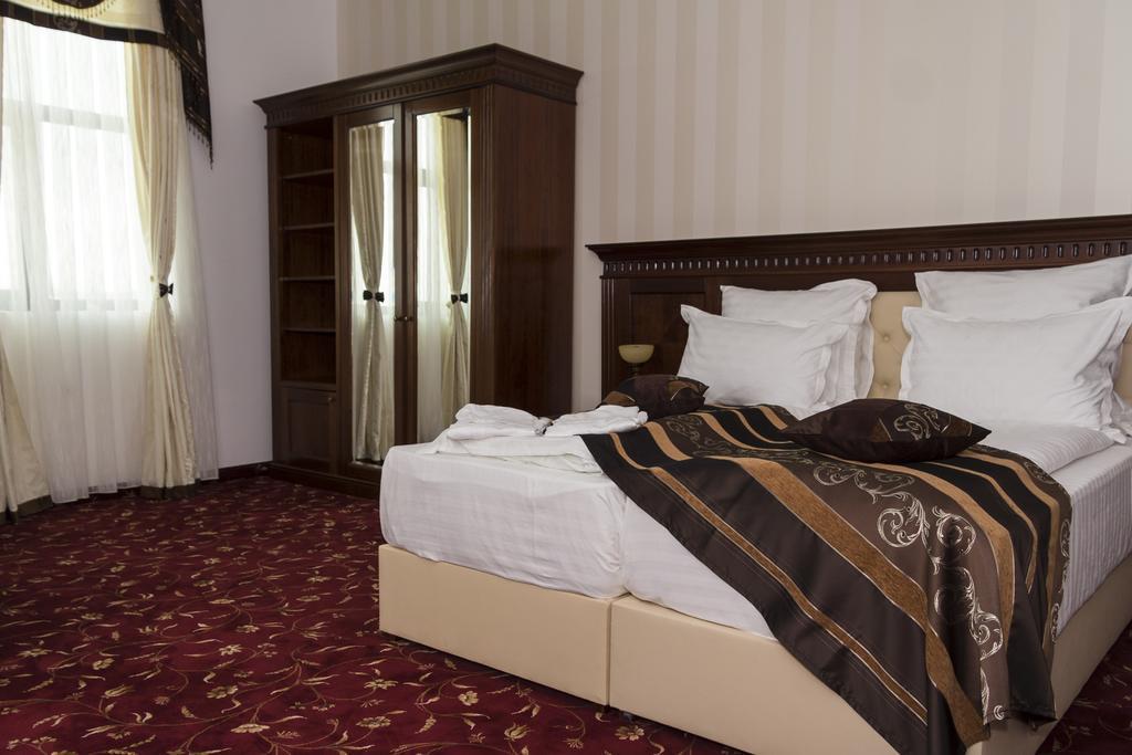 Pik Elegance Hotel Ploieşti Quarto foto