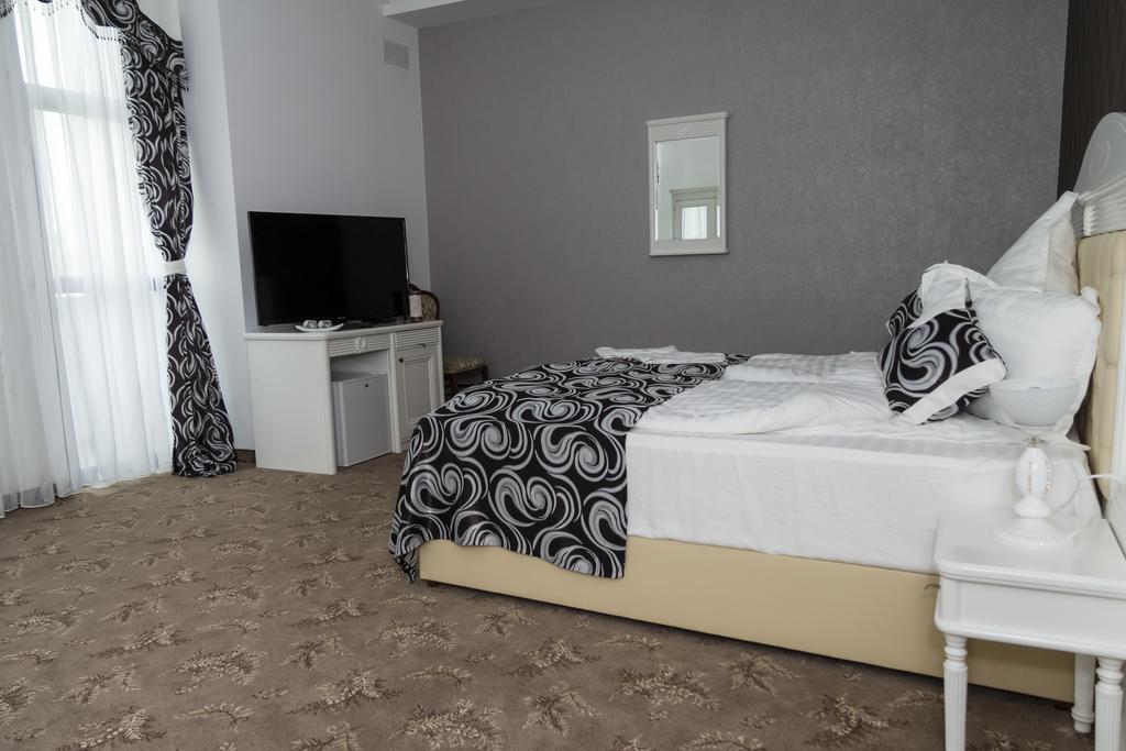 Pik Elegance Hotel Ploieşti Quarto foto