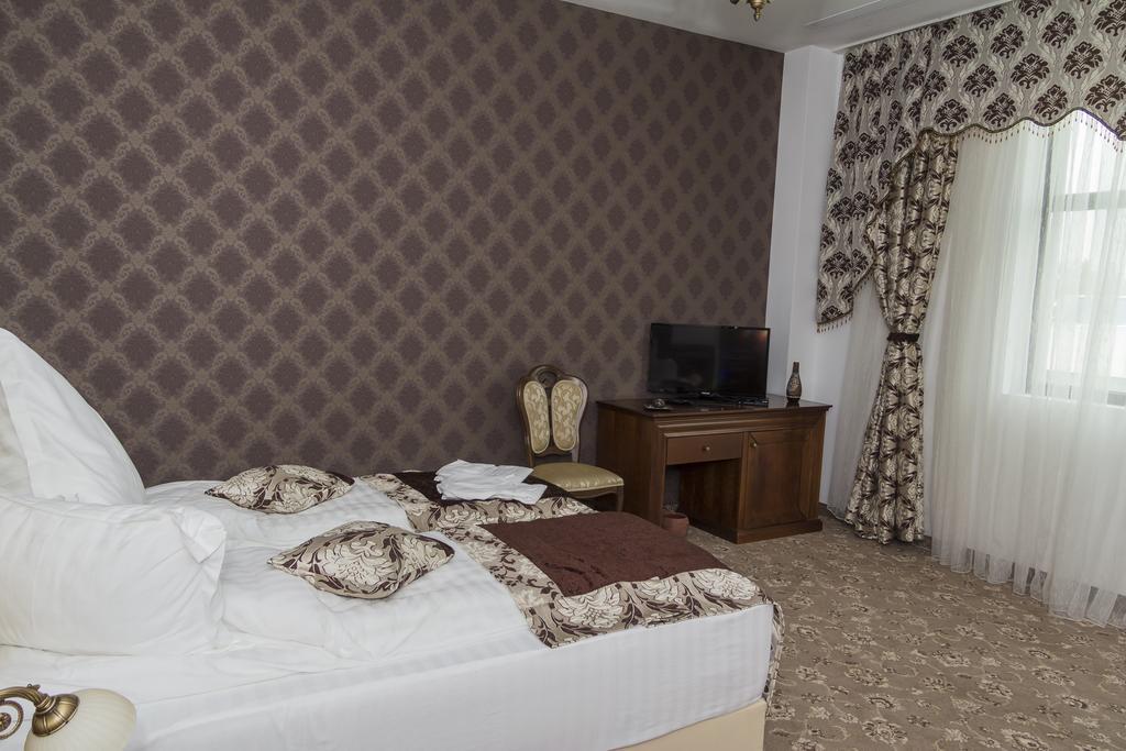 Pik Elegance Hotel Ploieşti Quarto foto