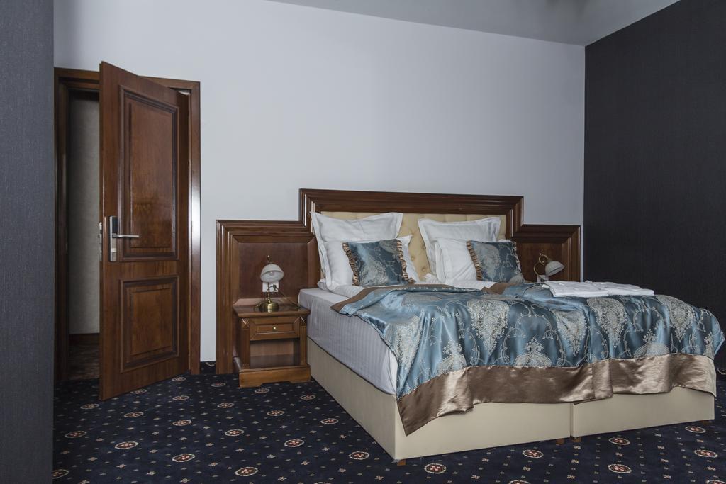 Pik Elegance Hotel Ploieşti Quarto foto