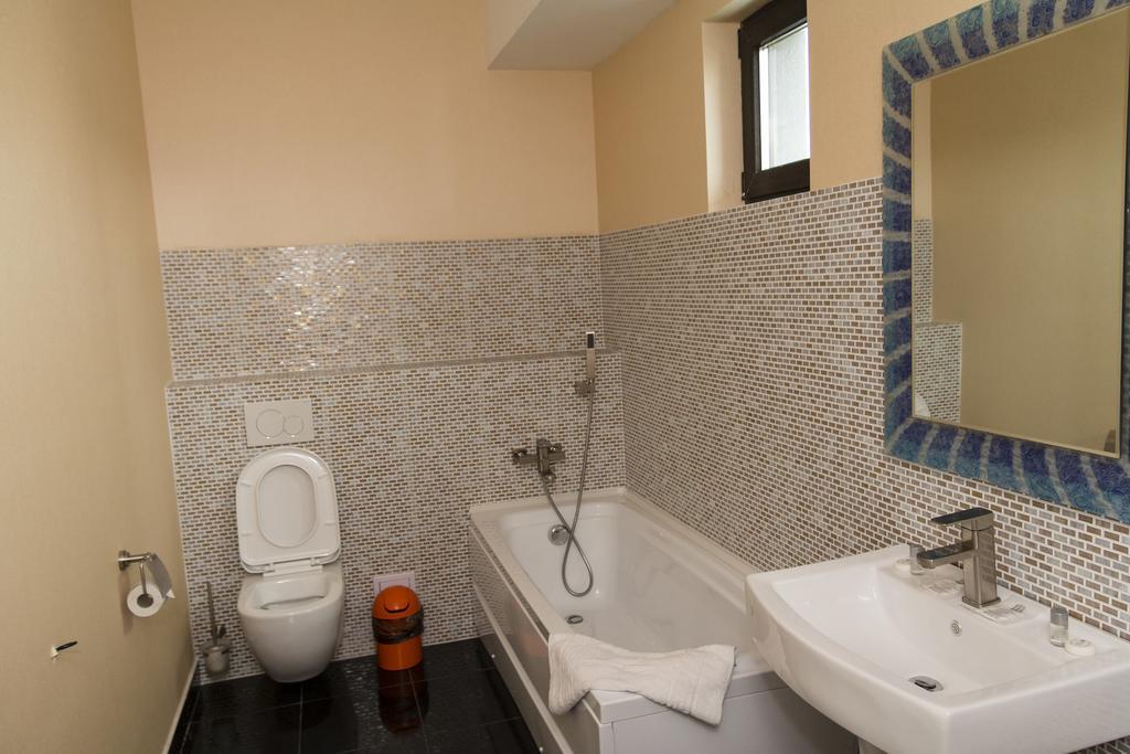 Pik Elegance Hotel Ploieşti Quarto foto
