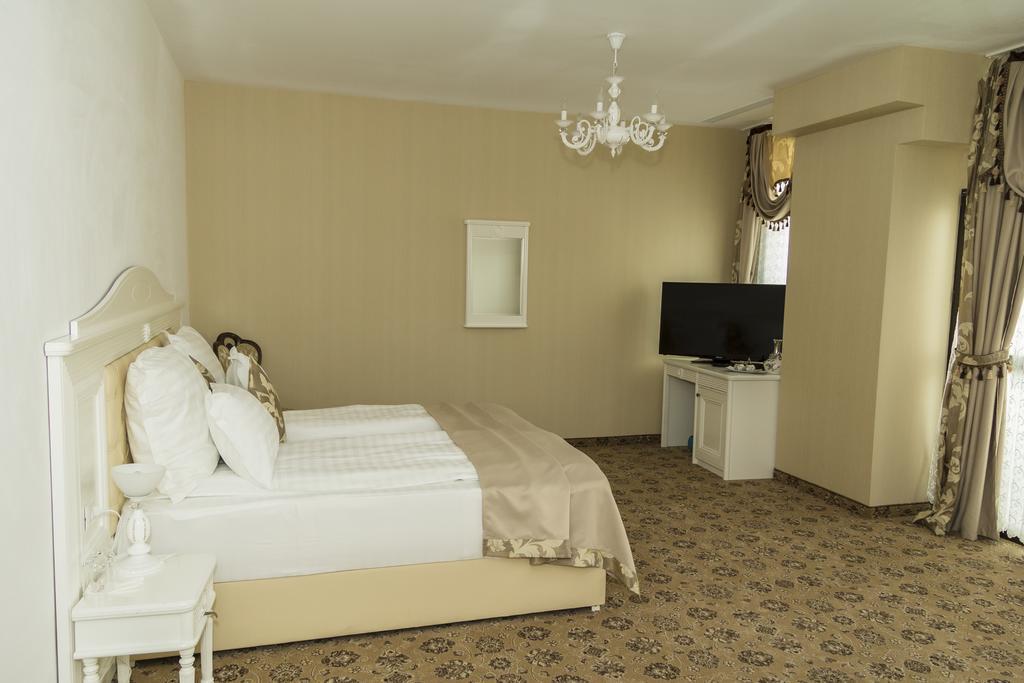 Pik Elegance Hotel Ploieşti Quarto foto
