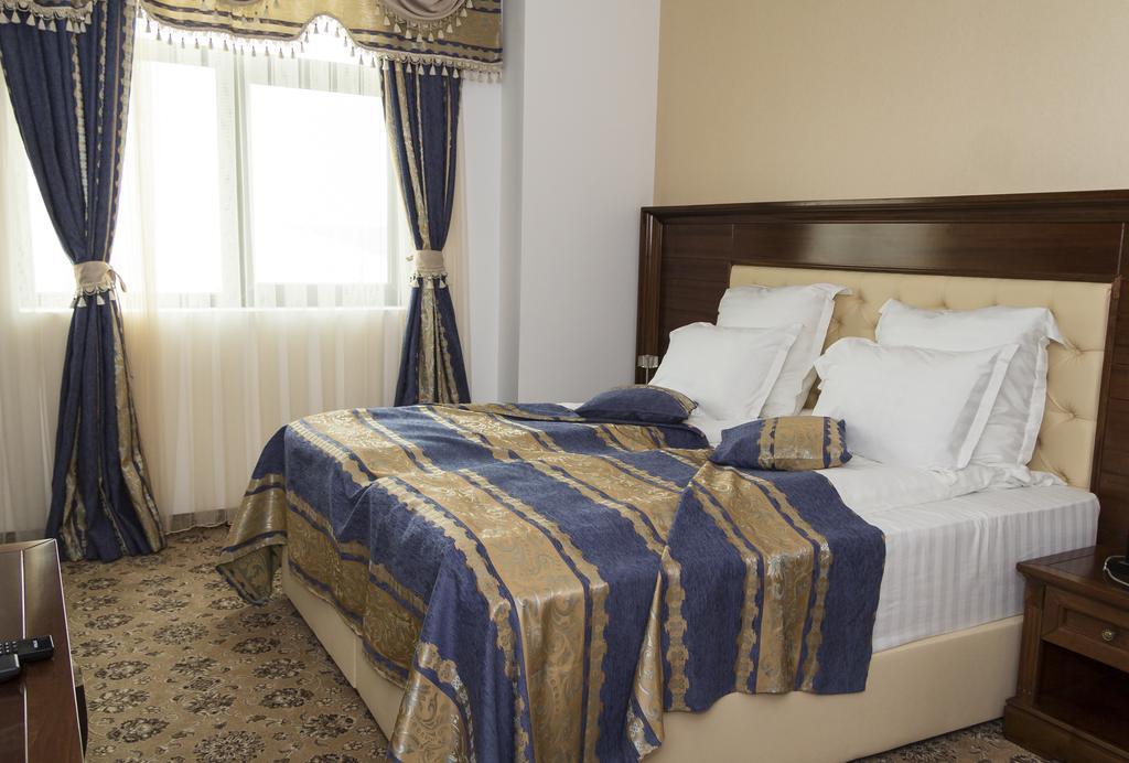 Pik Elegance Hotel Ploieşti Quarto foto