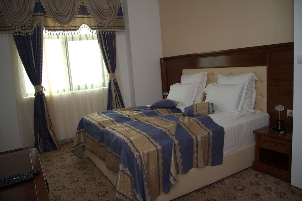 Pik Elegance Hotel Ploieşti Exterior foto