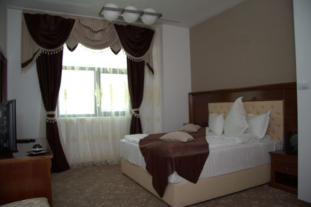 Pik Elegance Hotel Ploieşti Exterior foto