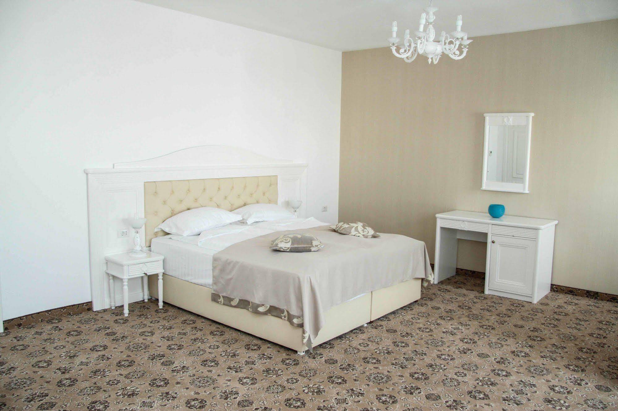 Pik Elegance Hotel Ploieşti Exterior foto