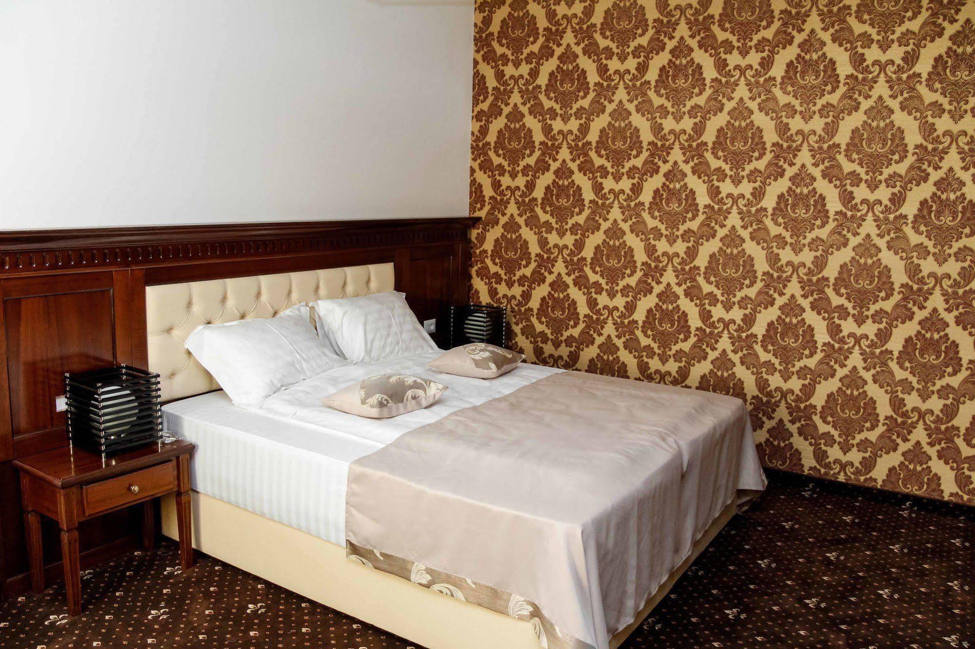 Pik Elegance Hotel Ploieşti Exterior foto